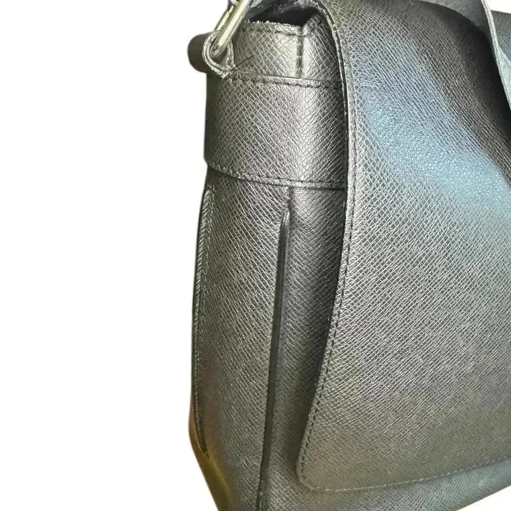 Louis Vuitton Taiga Roman MM Shoulder Bag Messager  Crossbody Bag.